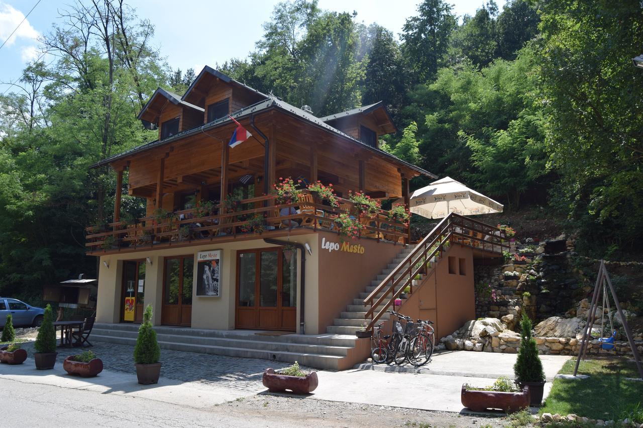 Motel Lepo Mesto Strmosten Exteriér fotografie