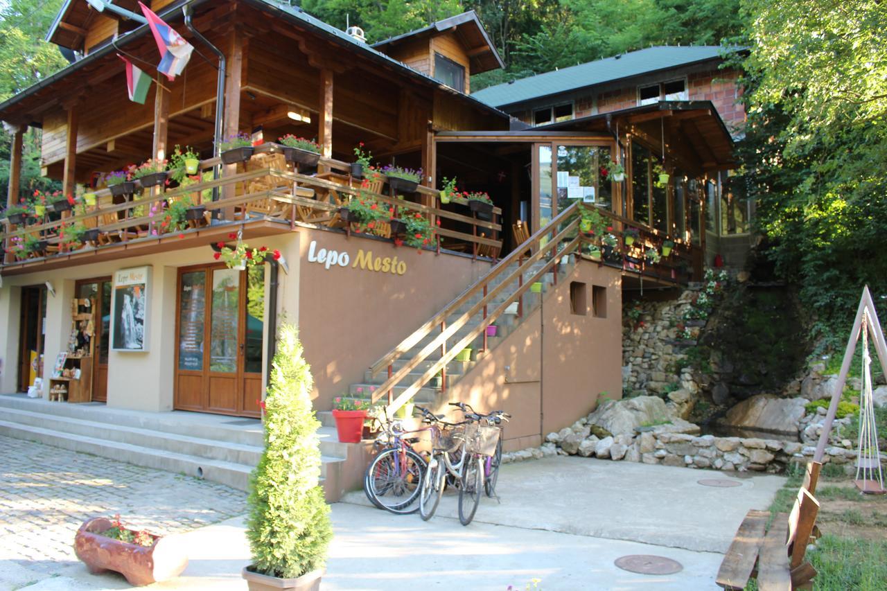 Motel Lepo Mesto Strmosten Exteriér fotografie