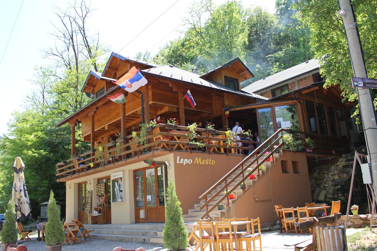 Motel Lepo Mesto Strmosten Exteriér fotografie